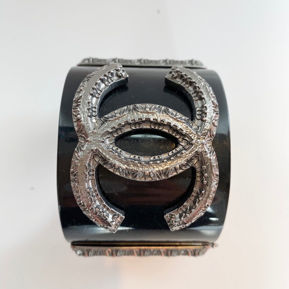 ✨SOLD✨Authentic CHANEL Acrylic Cuff Bracelet - Picture 5 of 8